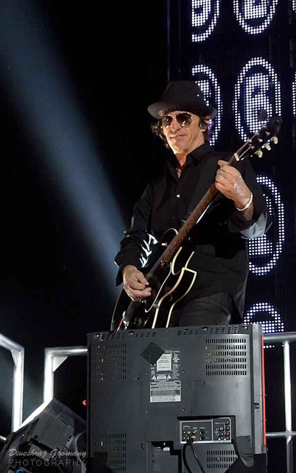 Izzy Stradlin tocando guitarra ao vivo em 2012