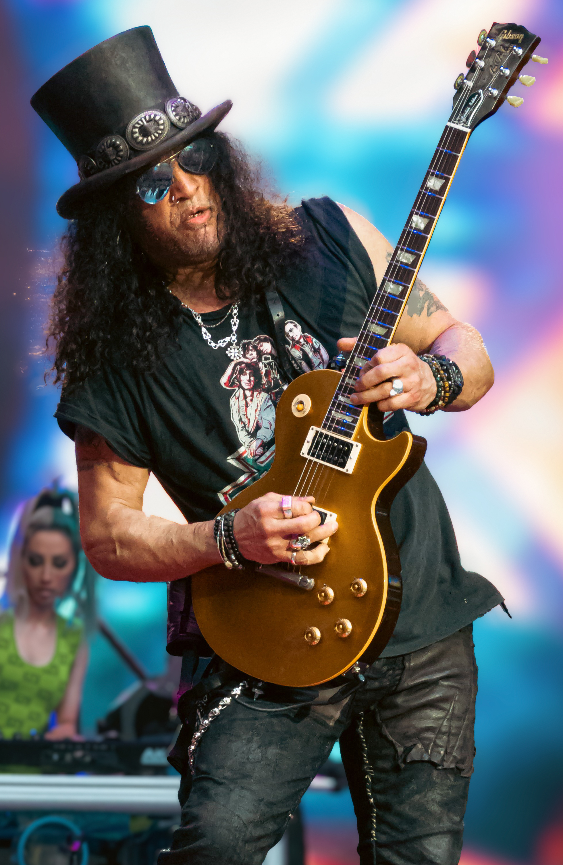 Slash tocando guitarra ao vivo em Londres